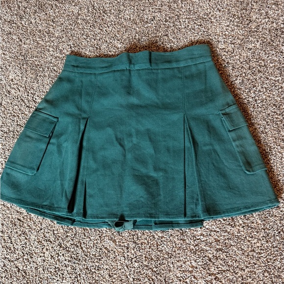 Green Pleated Mini Skirt / Skorts with Pockets - Picture 7 of 7